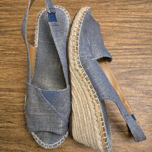 CLARKS WOMEN'S GOLD METALLIC DENIM ESPADRILLE SANDALS - SIZE 9M